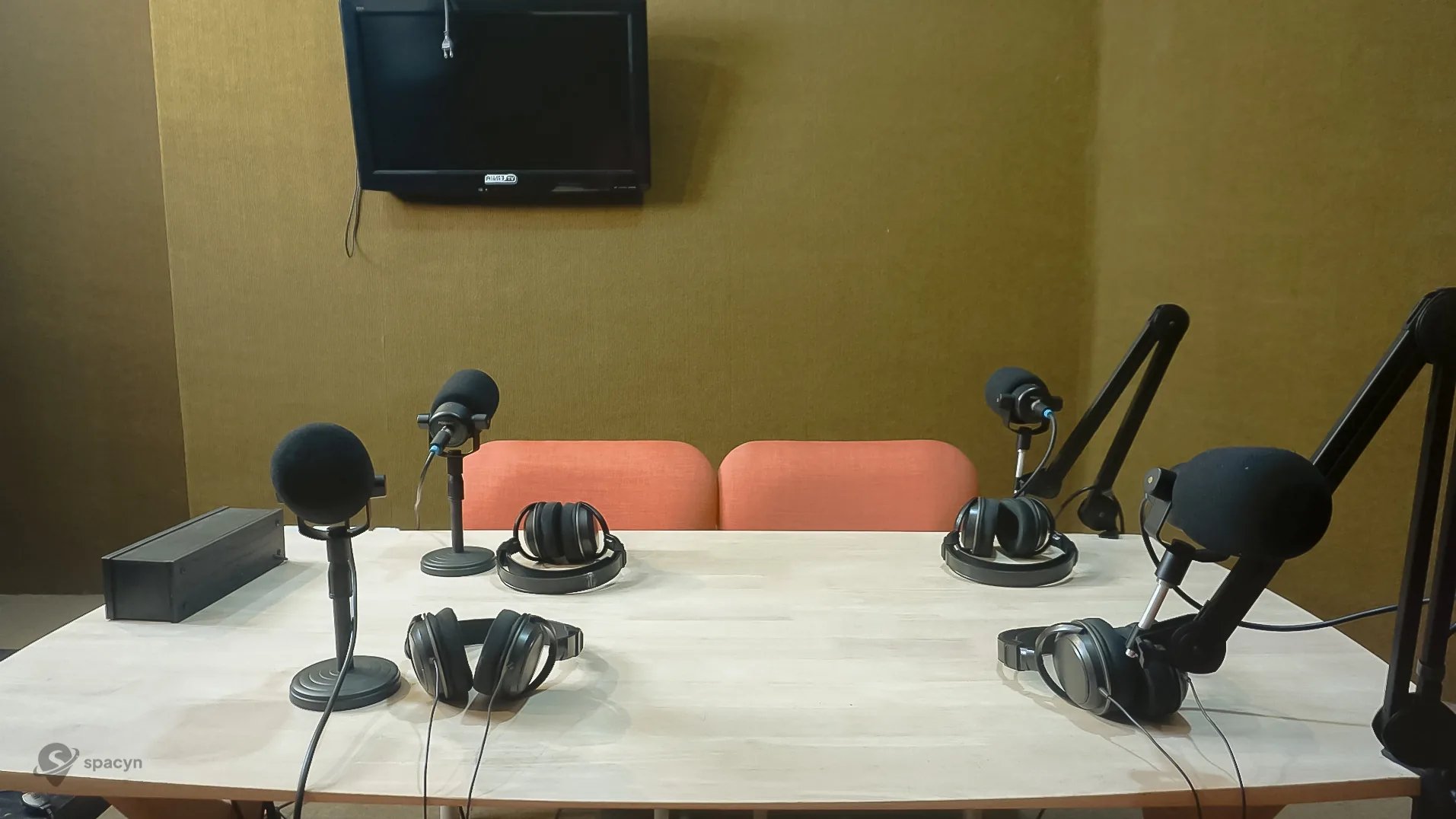 Detail setup studio branded podcast Jakarta dengan mikrofon, meja, dan perangkat produksi