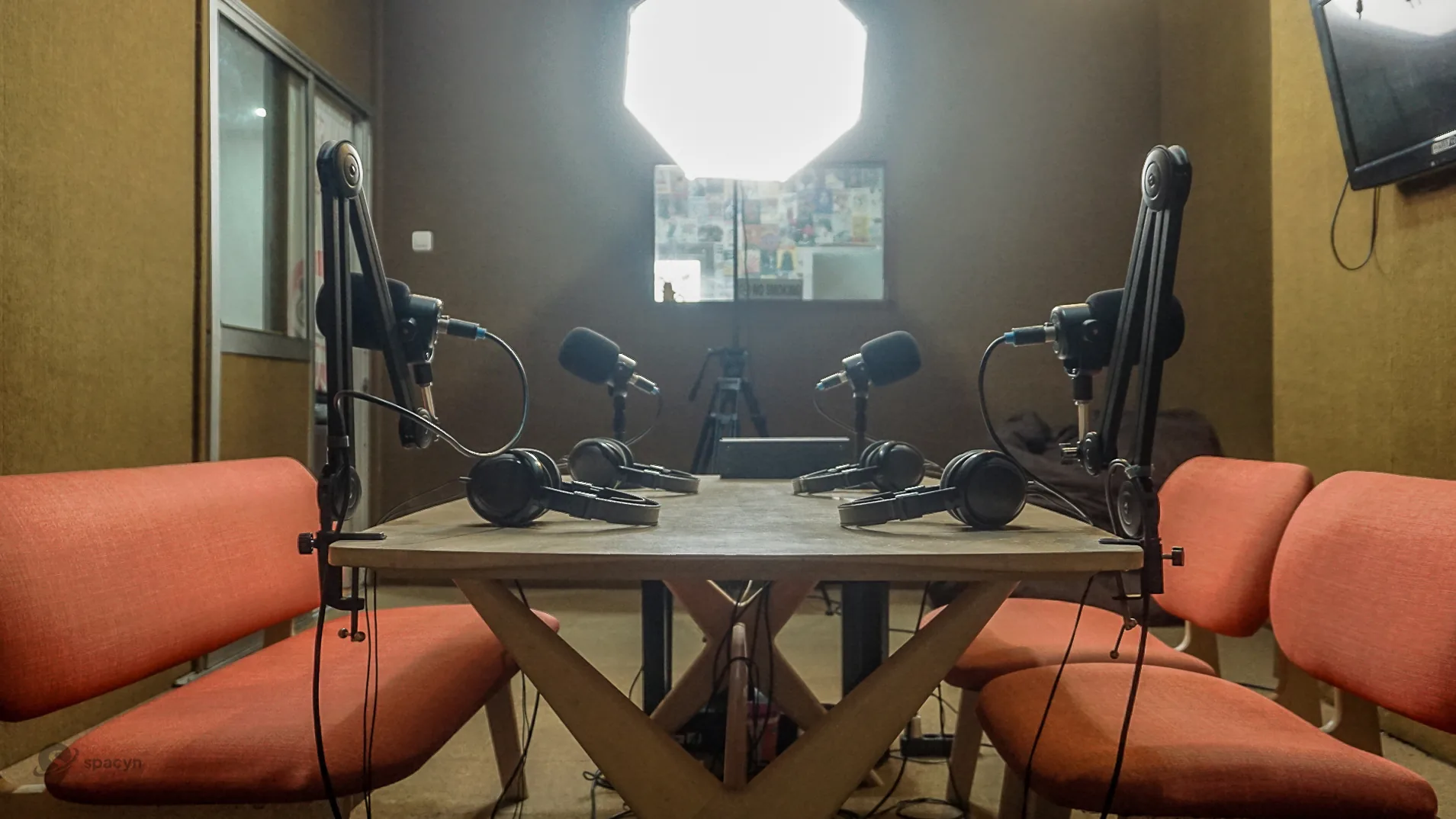 Setup studio podcast live streaming Jakarta dengan kamera, lighting, monitor, dan mikrofon