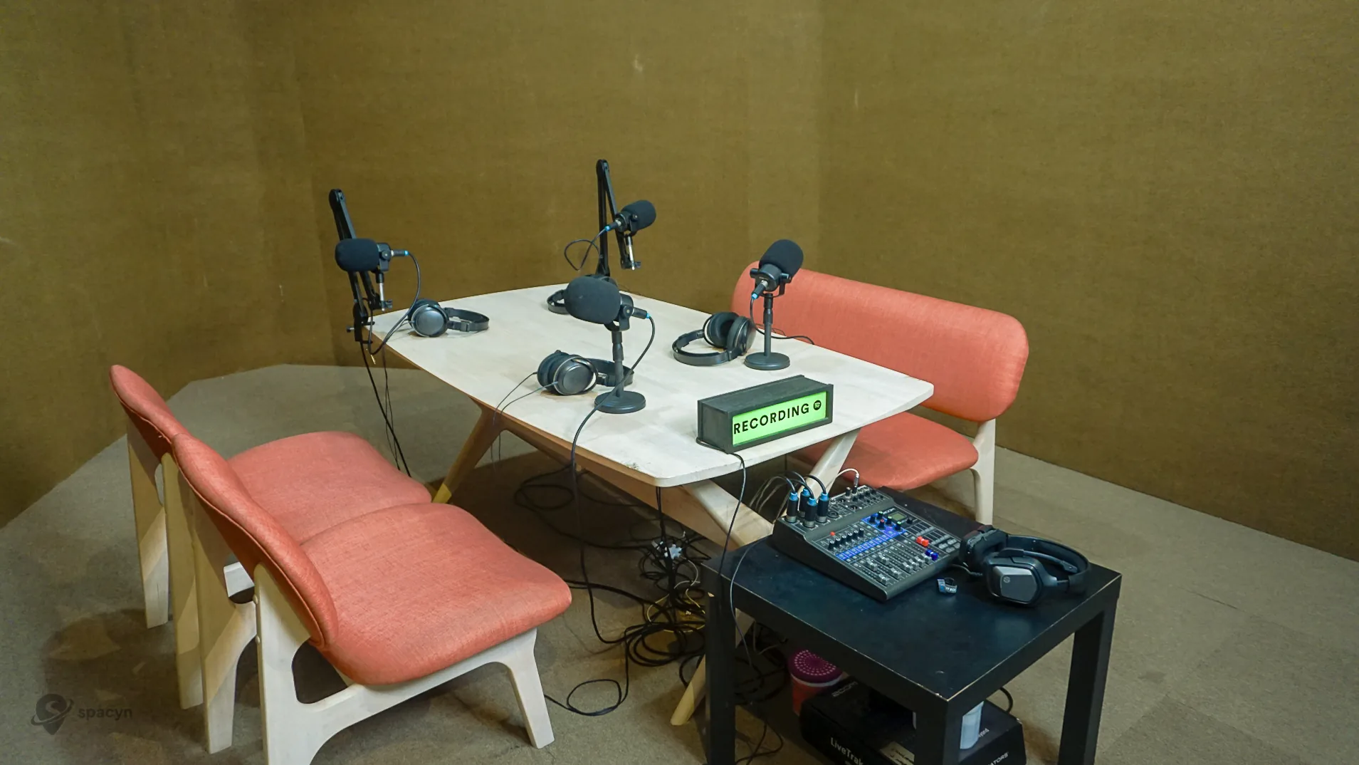 Studio podcast multi-tamu Jakarta dengan beberapa kursi, mikrofon, dan perangkat audio