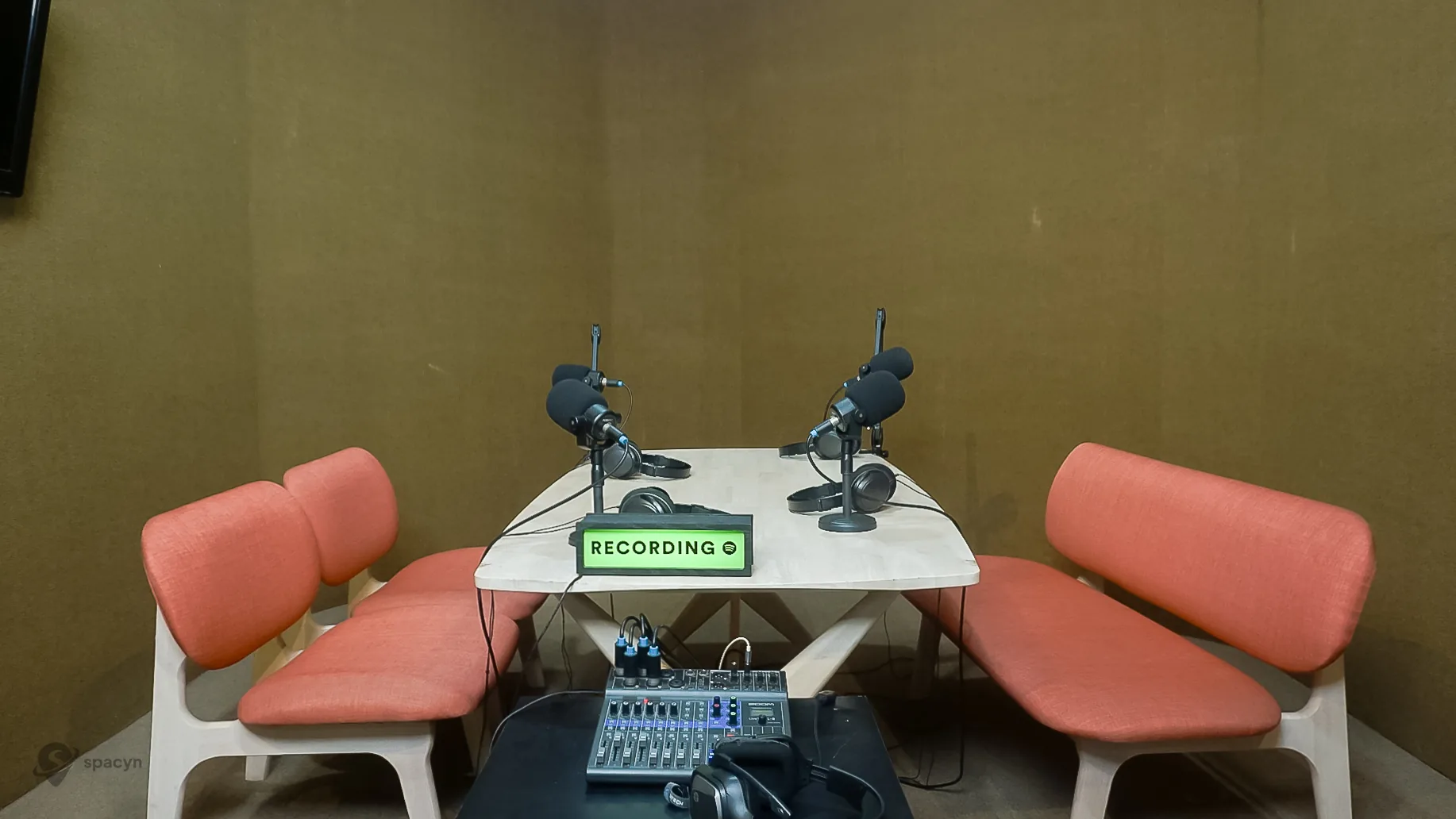 Setup studio podcast video Jakarta dengan mikrofon, meja rekaman, dan perlengkapan produksi