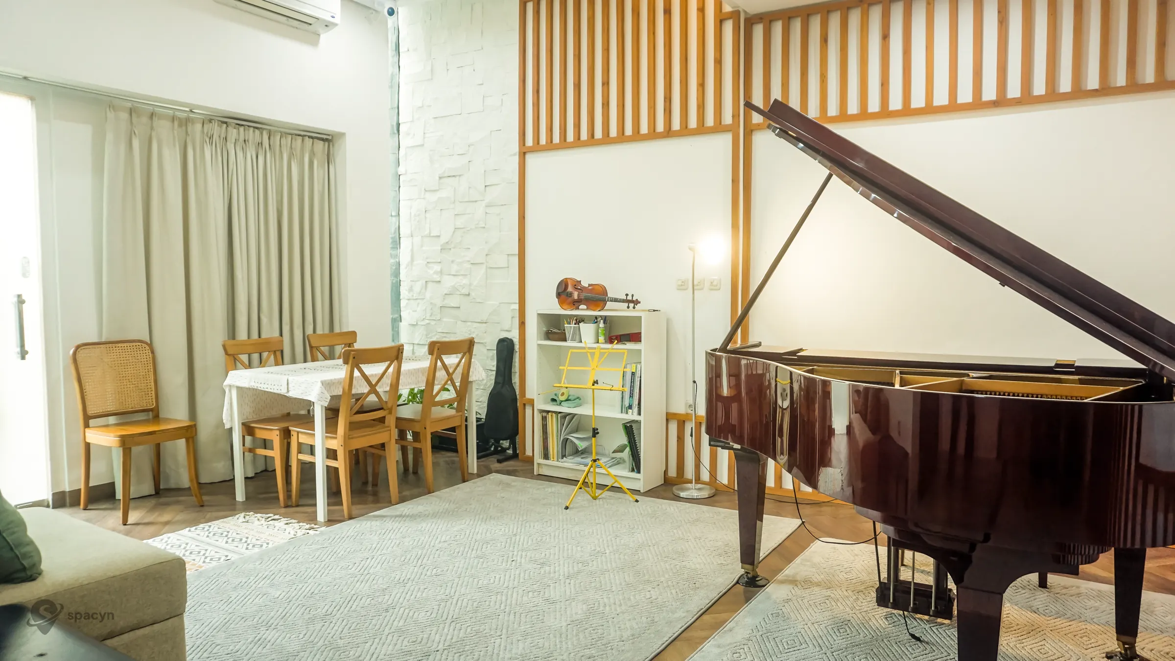 Ruang musik dengan piano dan elemen interior yang membantu menilai kondisi akustik