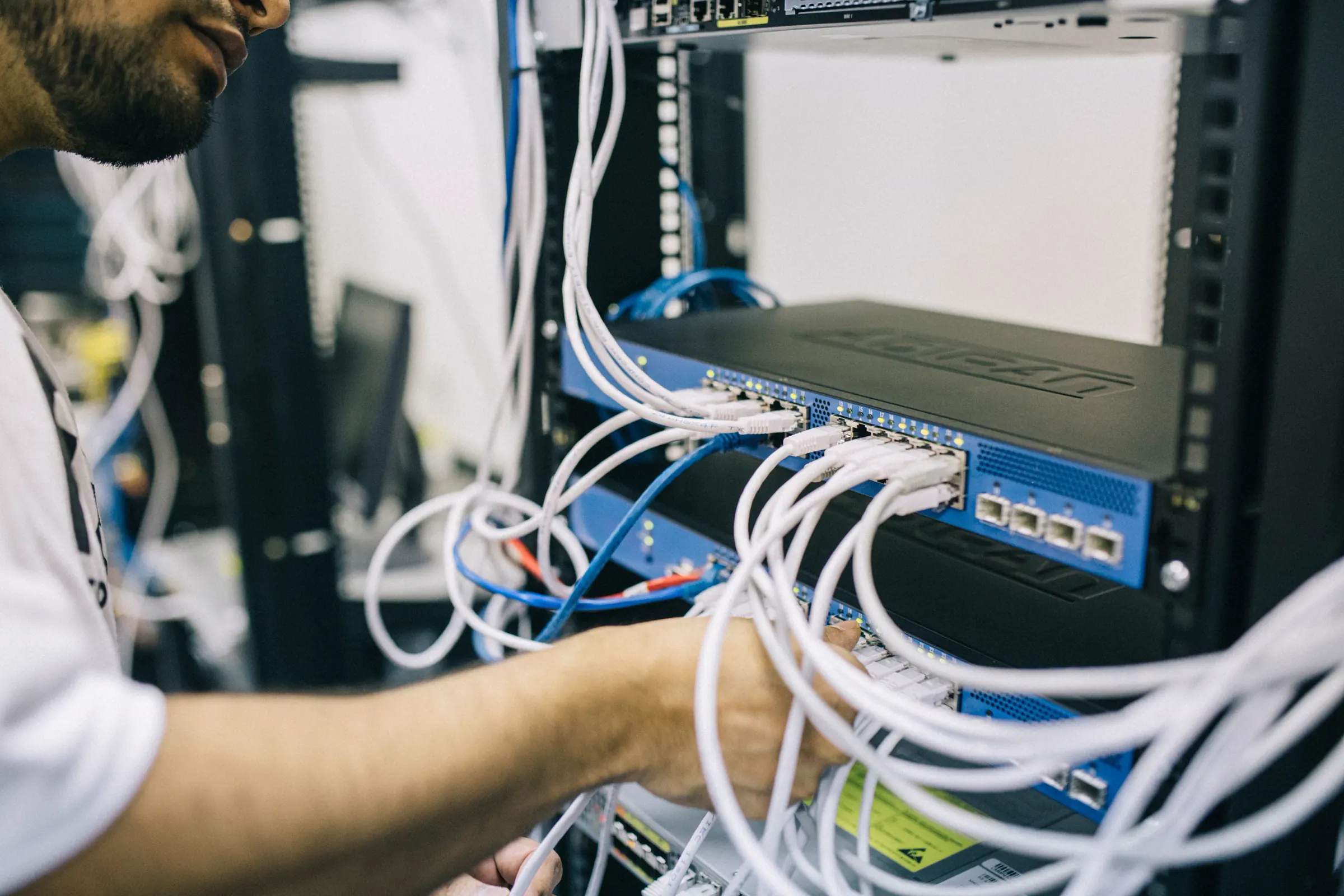 Perangkat jaringan dan kabel Ethernet yang perlu diperiksa sebelum live streaming