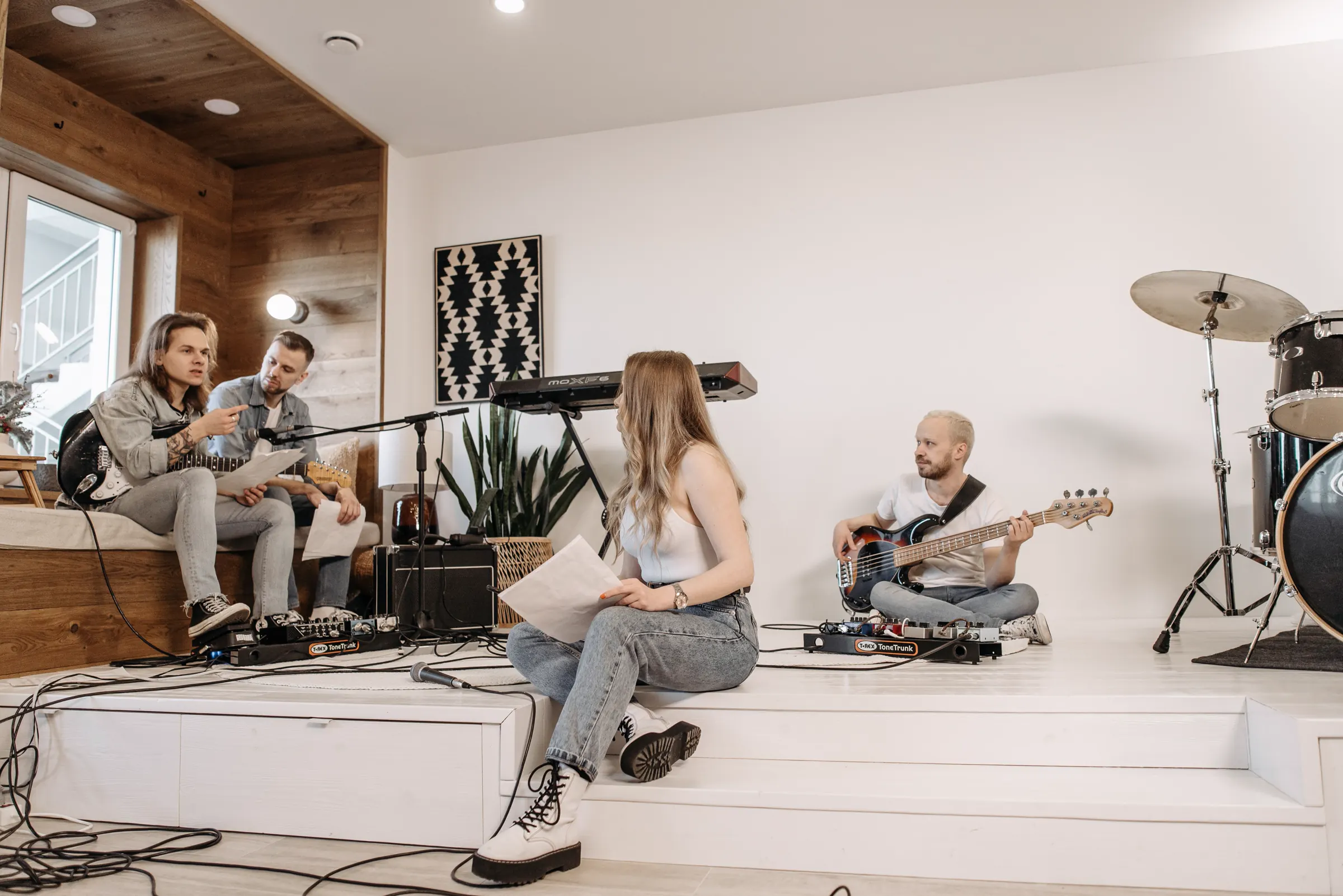 Kelompok musisi berdiskusi dan berlatih di studio sebelum sesi dimulai