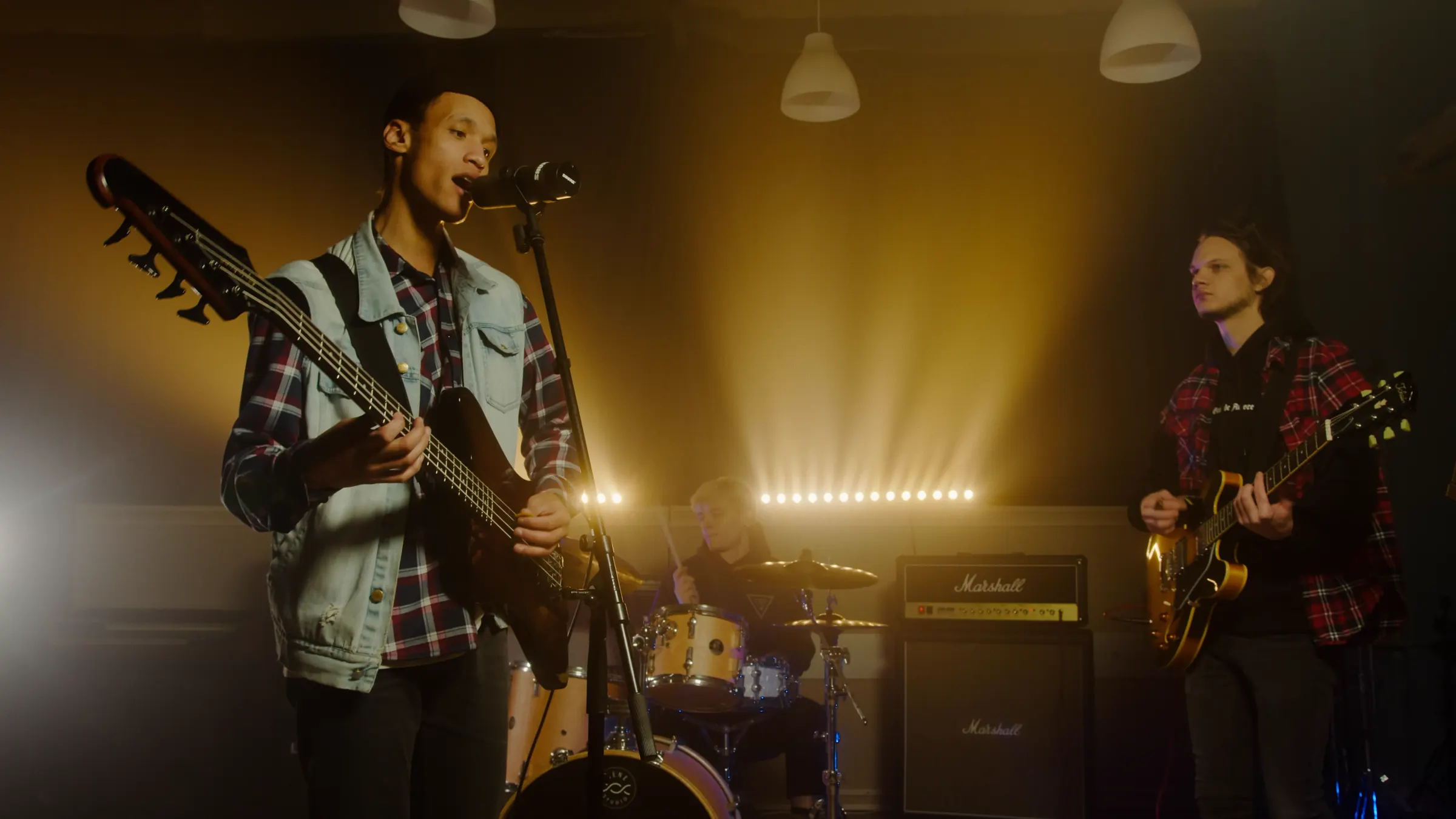 Band memainkan lagu bersama di ruang latihan untuk persiapan tampil live
