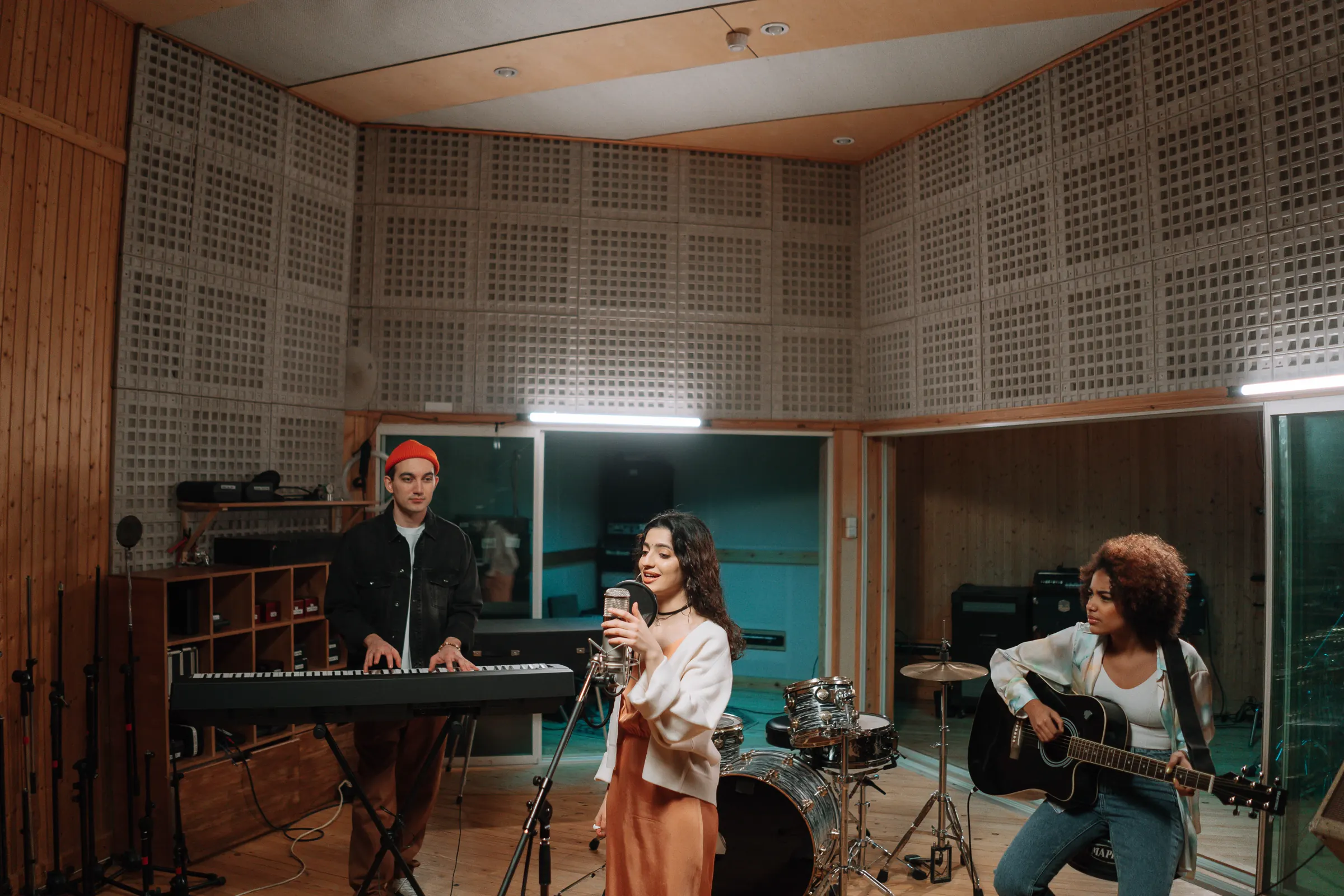 Band dengan vokal dan instrumen di ruang rekaman untuk kebutuhan pre-production