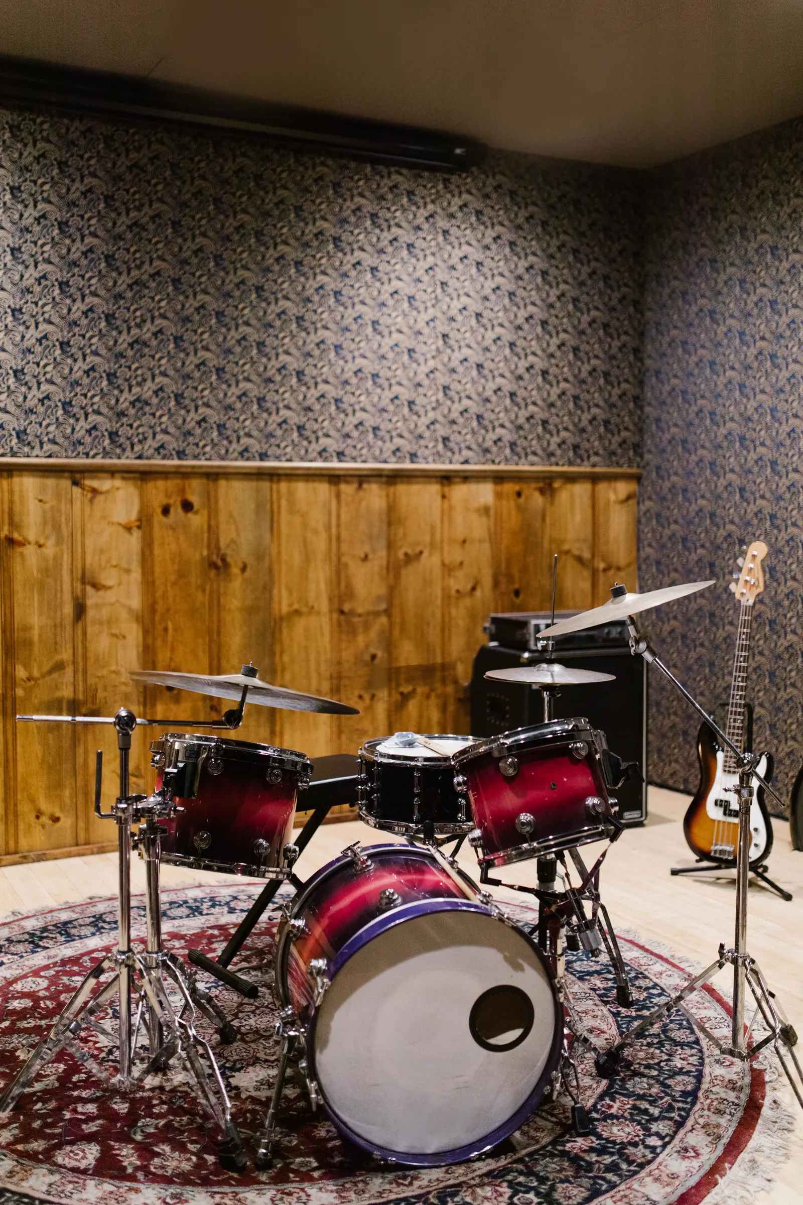 Setup drum dan amplifier di studio rehearsal untuk latihan full band