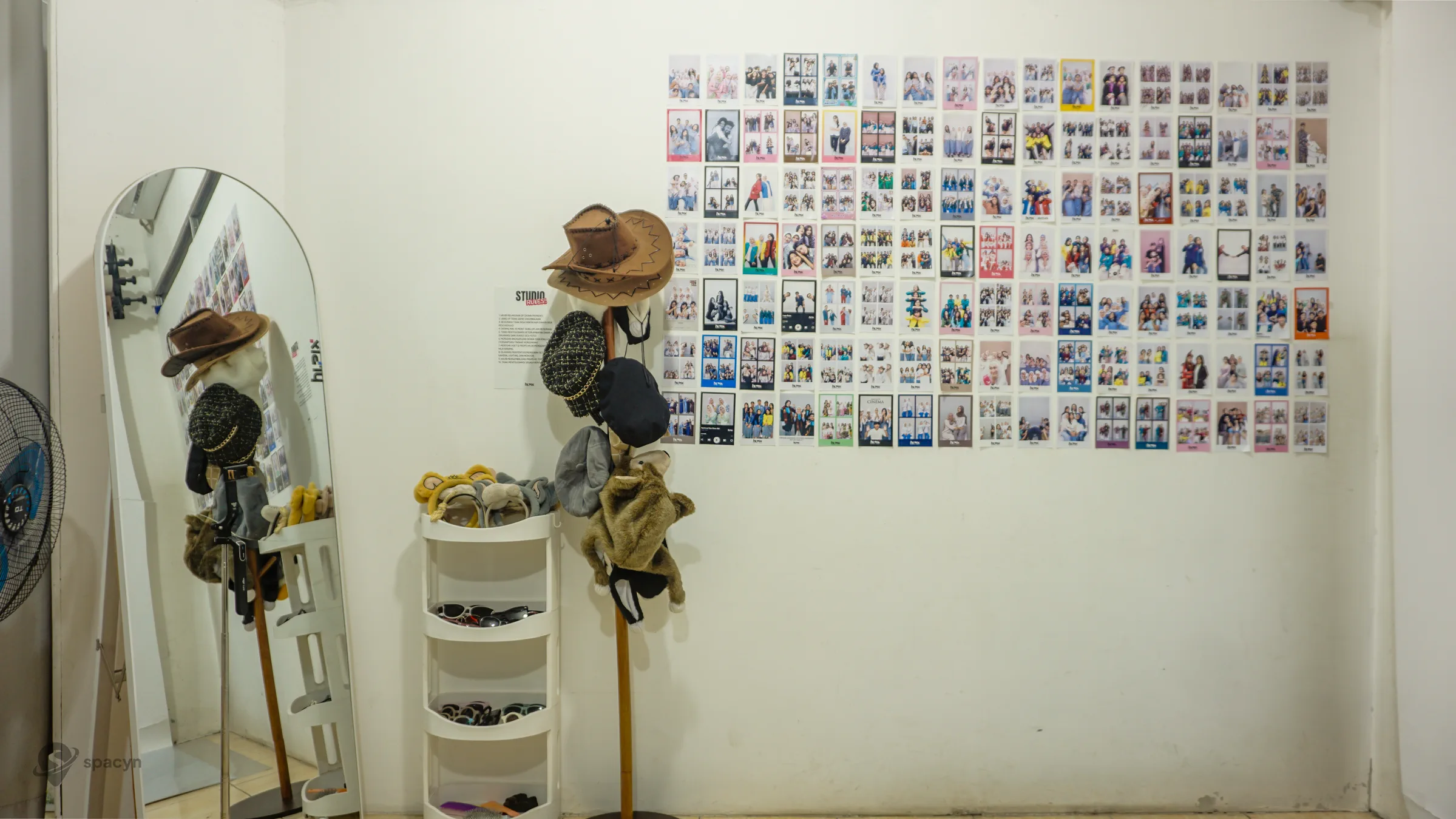 studio foto keluarga Jakarta dengan wall of family portraits dan area persiapan