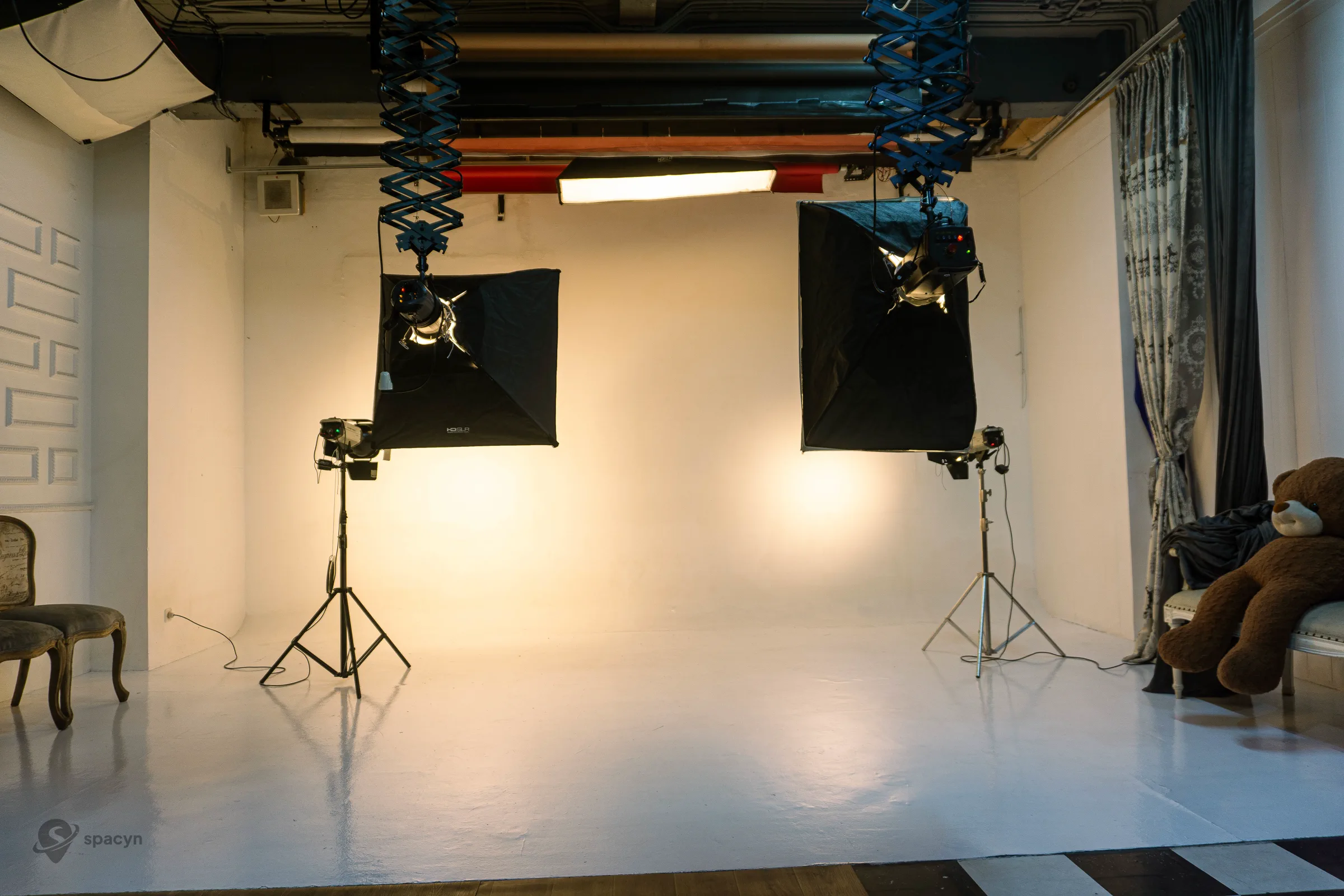 studio foto portrait Jakarta dengan ruang dan lighting terkontrol